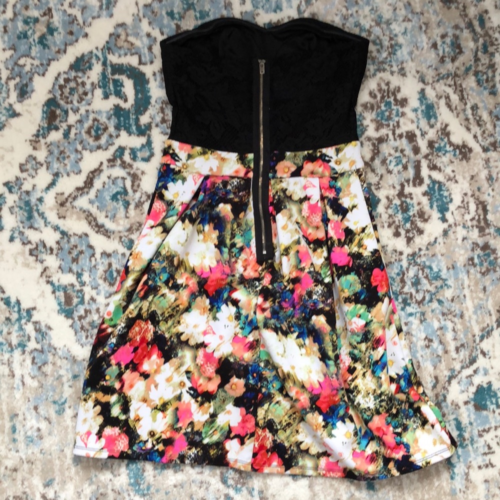 Women’s dress - Picture 2 of 2